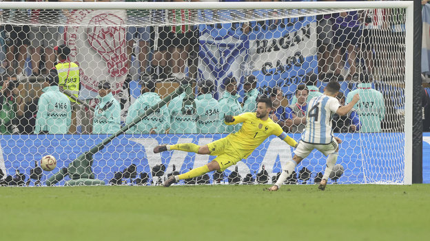    Гонсало Монтиэль забивает решающий пенальти в финале ЧМ-2022.