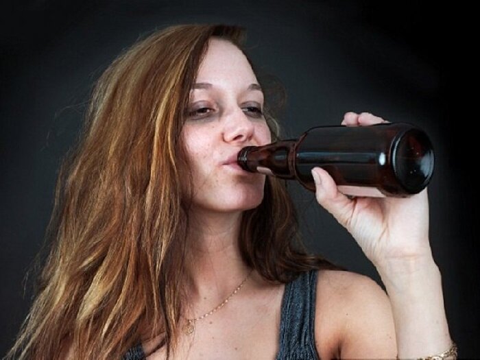 Фото Алкоголь и девушка. Вред алкоголя на женский организм. 