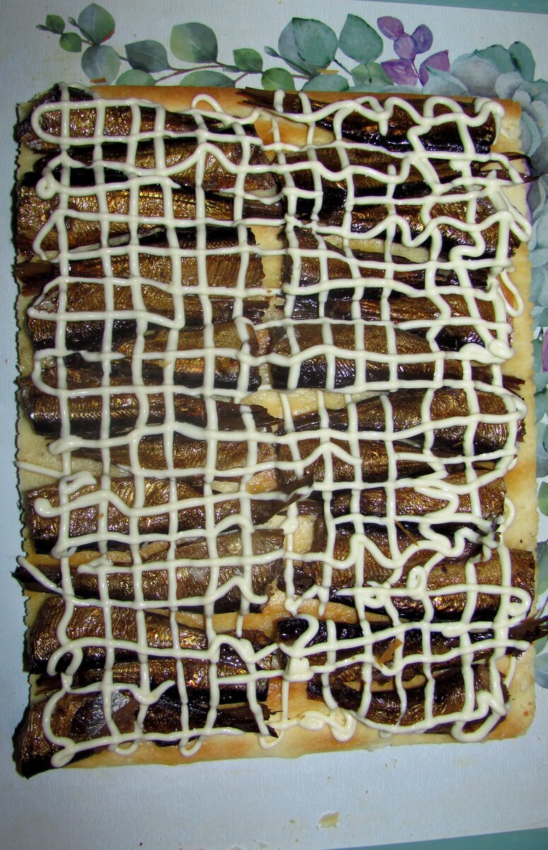 Майонезная сетка- дело рук Андрея, а я выложила шпроты: Лентовская банка 240гр.