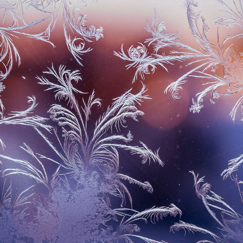 зимние узоры на стекле. зимние узоры на стекле рисунки. зимние узоры на стекле. новогодние узоры на стекле.