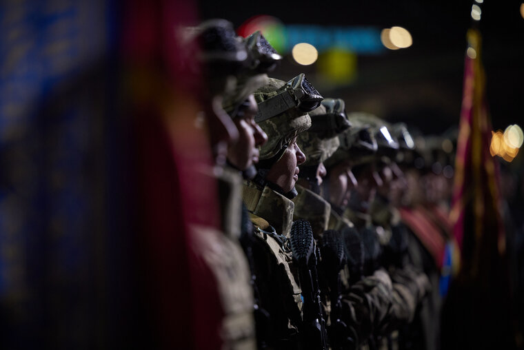    Украина пытается предотвратить панические настроения и дезертирство, сказал Андрей Марочко