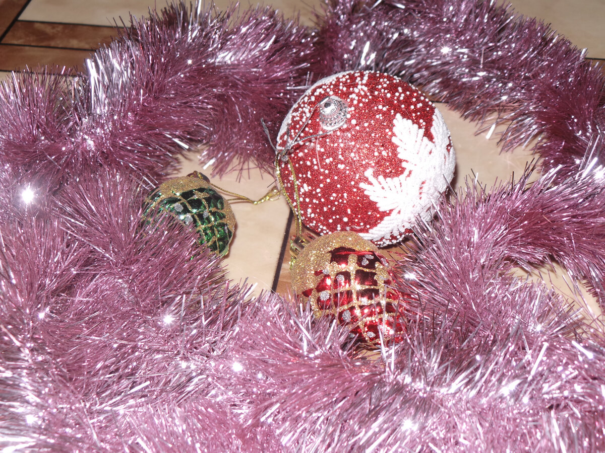 Новогодние шишки и шарик