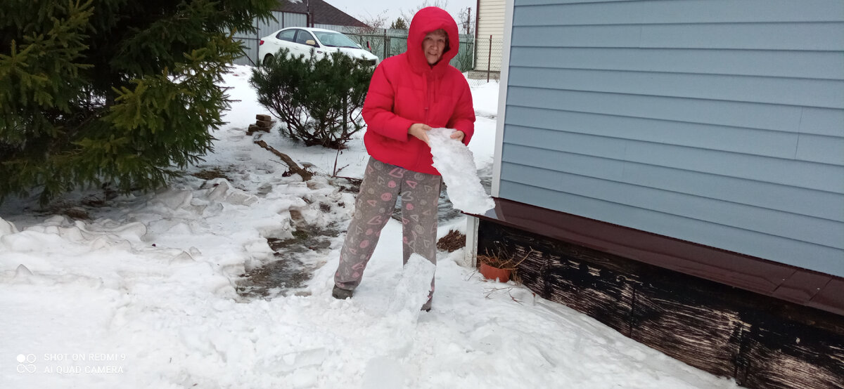 Светик демонстрирует мне льдину. Фото автора