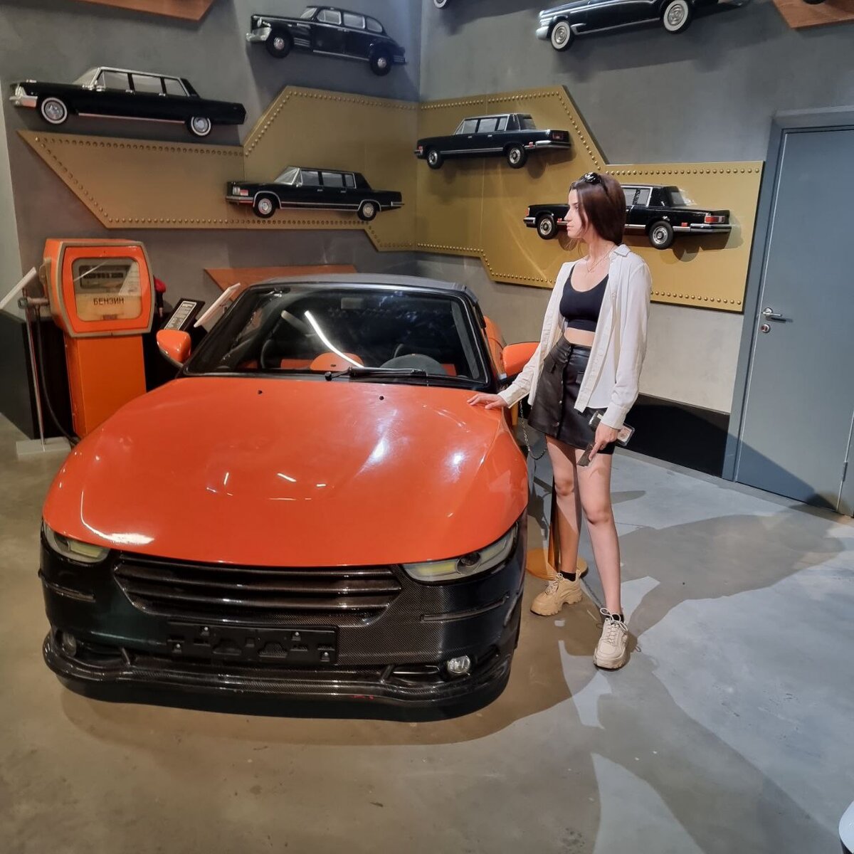 Спорткар и в целом вся спортивная техника, находится в соседнем павильоне.