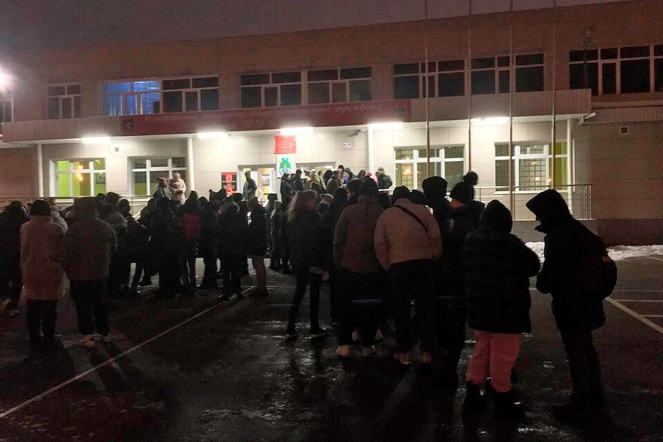 Возле Лицея Химок проходит сход в поддержку учительницы Ольги Масловой 
Фото: социальные сети

