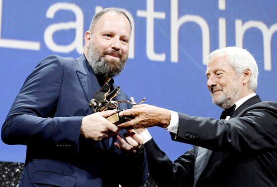    Венеция: греческий режиссер Йоргос Лантимос (слева) и президент биеннале Роберто Чикутто (справа) держат награду «Золотой лев» за фильм «Бедные-несчастные» во время церемонии закрытия 80-го ежегодного Венецианского международного кинофестиваля