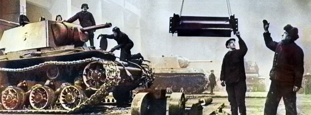 Производство тяжелых танков КВ-1 на заводе № 371 имени И.В. Сталина в блокадном Ленинграде. 1942 г.