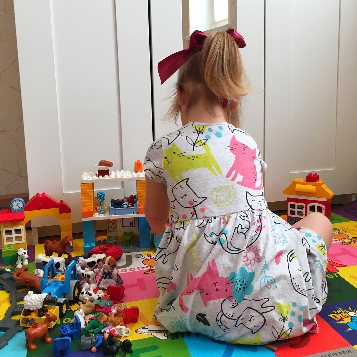 Сказала Наташа, выкладывая фото ковра, покрытого ровным слоем разбросанного лего.