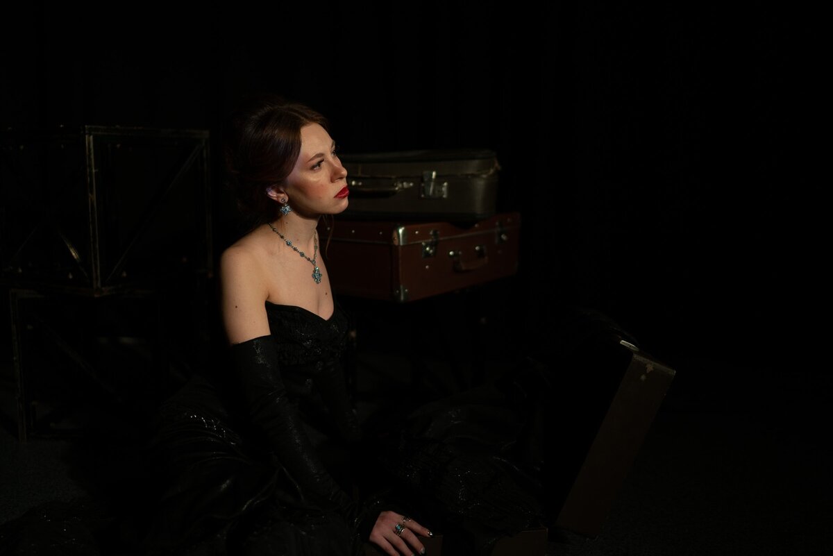 Роль Анны Карениной исполняет Анна Стенина