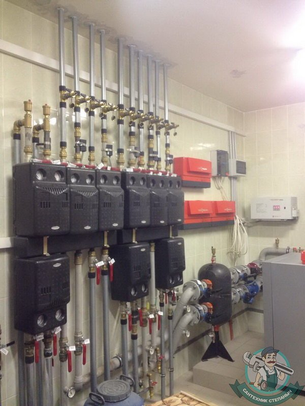 Газовые котлы каскадом и коллекторный узел системы отопления коттеджа