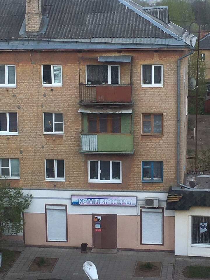 На фото аварийная плита балкона над магазином в Тверской области.
фото: Dimon Михайлов 