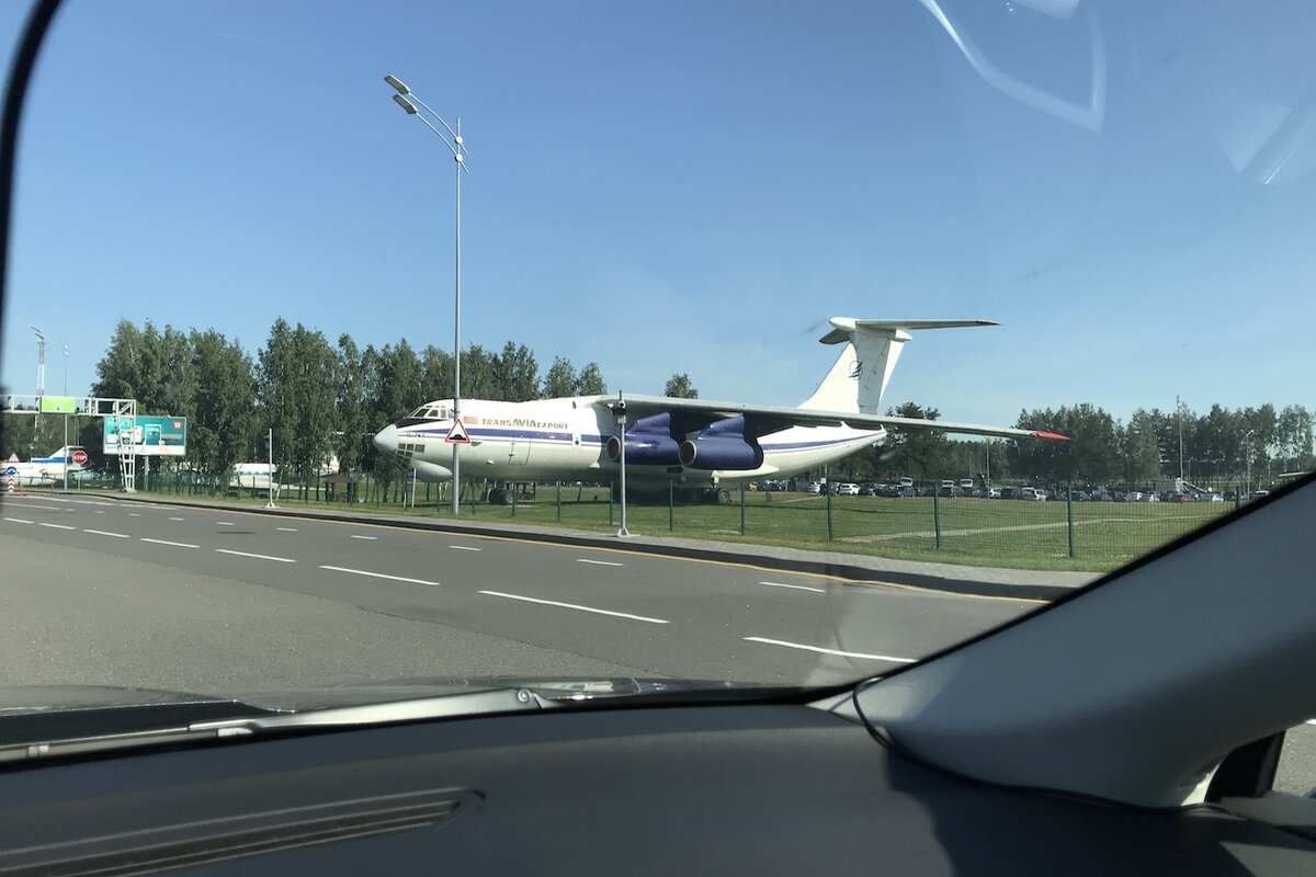 За самолетом временная стоянка, где 1 руб. за 4 часа. Фото сделал на обратном пути из аэропорта.