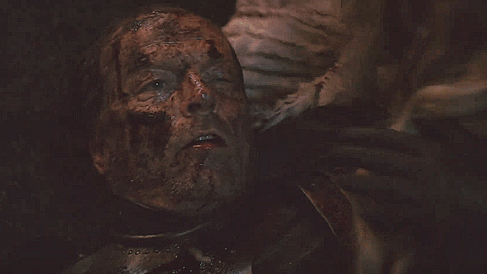                                          Джорах Мармонт умирает на руках Дайнерис                                                                                        
                                                                                                                                                                                            
                             