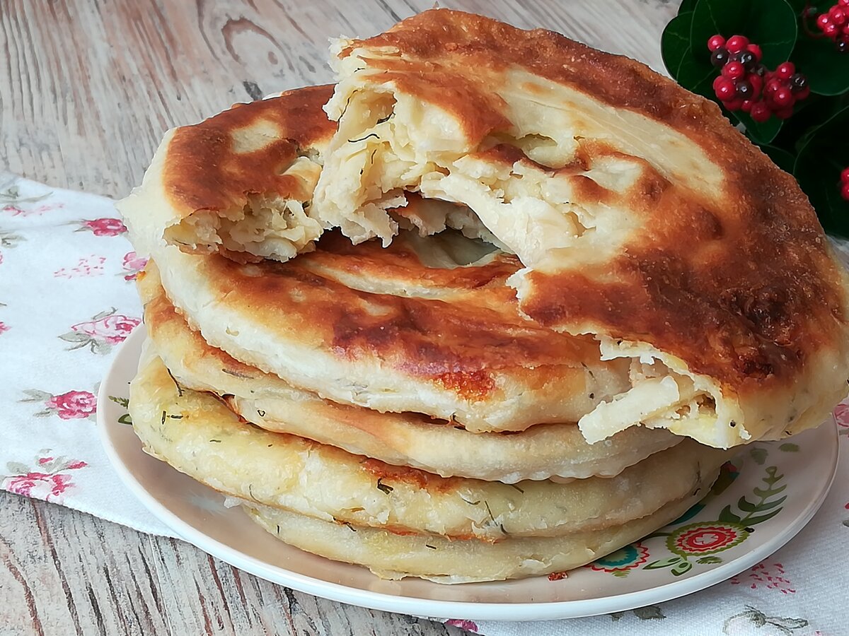 Лепешки с мясом. Слоеные лепешки катлама. Катлама Башкирская. Катлама дрожжевая. Катлама Татарская с мясом.