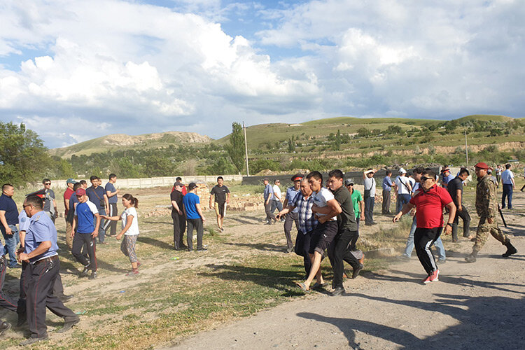 Во время конфликта в селе Орок. Фото с сайта 24.kg