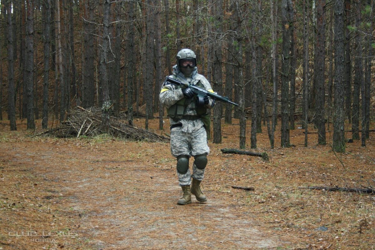 Страйкболист в полном обмундировании 