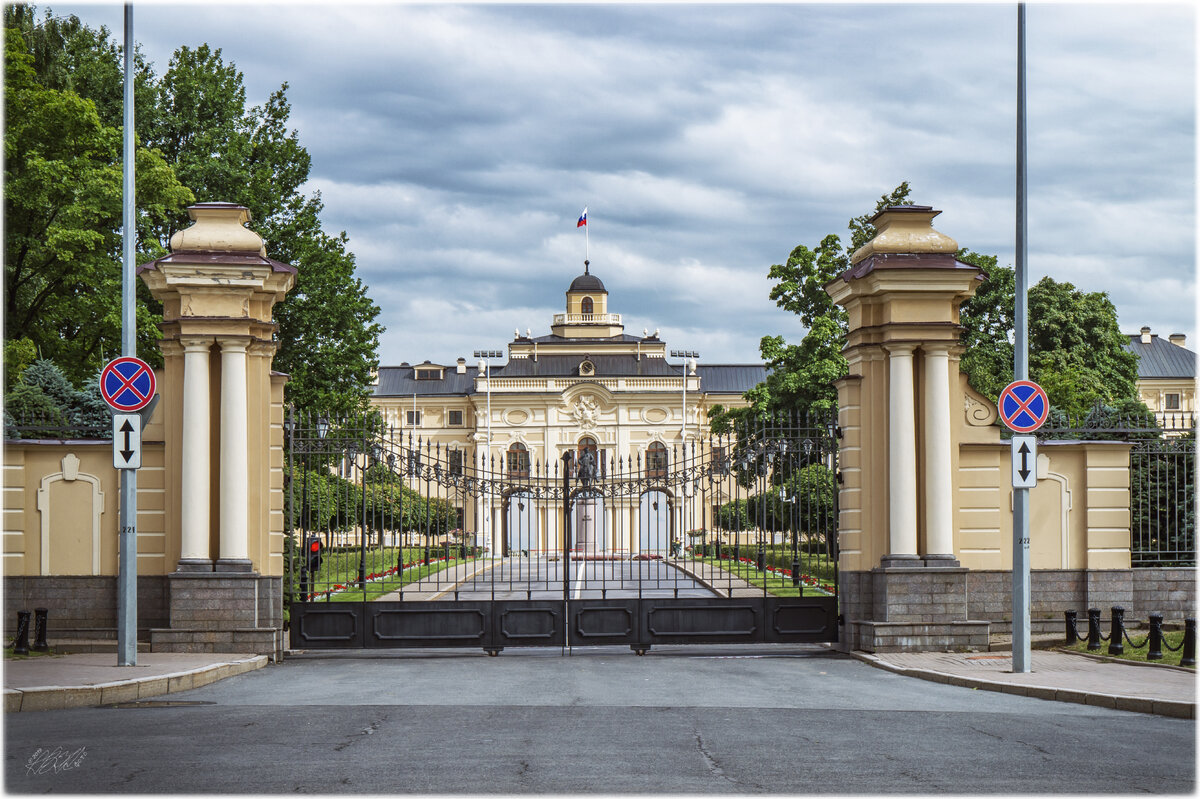 Поселок стрельна санкт петербург. Микетти Константиновский дворец. Константиновский дворец в Стрельне - Микетти. Въезд в Константиновский дворец в Санкт-Петербурге. Константиновский дворец СПБ ворота.