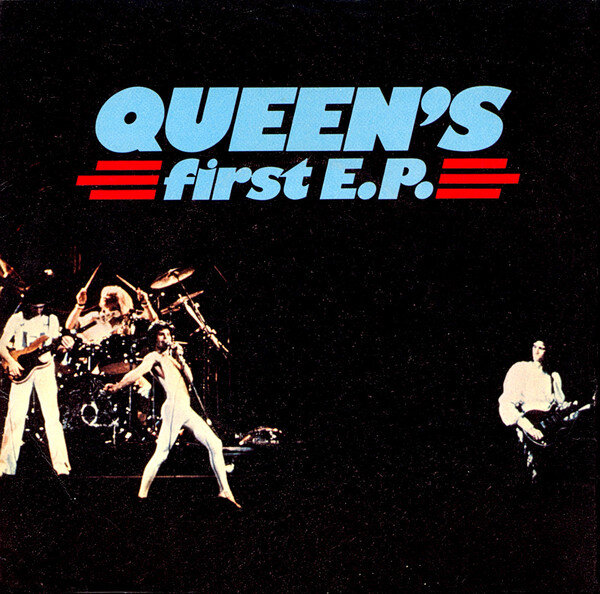 Обложка первого EP группы Queen.  
Источник: https://www.discogs.com/Queen-Queens-First-EP/master/6341