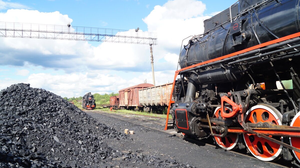 Паровозы серии Л на экипировке углём на станции Бологое-2, лето 2017г. Фото: Алексей Алексеев