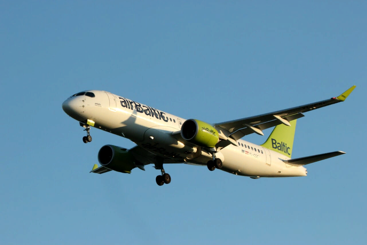 Самолет Airbus A220 авиакомпании Airbaltic. Фото: Виктория Ноговицына