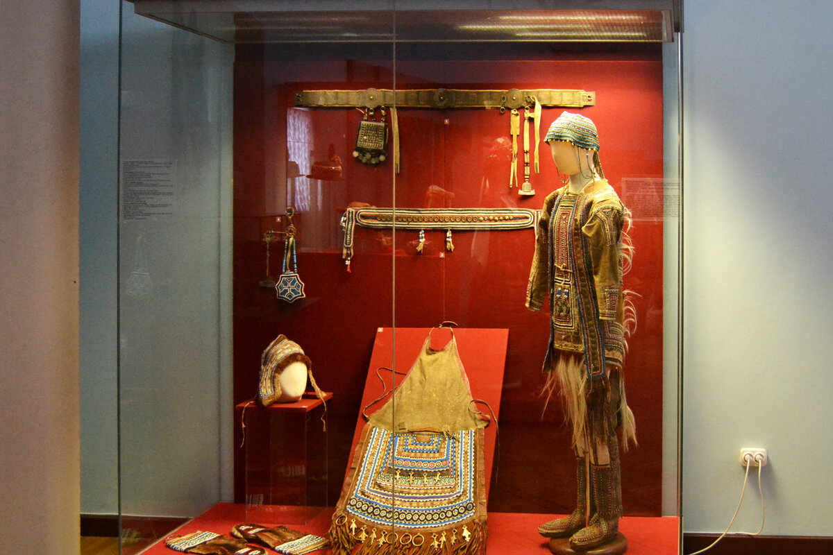 Женский летний костюм. Шкура оленя, ровдуга, натуральная краска, бисер, бусы, металл, х/б и шерстяная ткани, сухожильные нити. Эвенки, конец XIX-начало XX в.в., Туруханский край, р. Сым