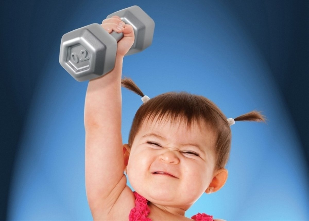 Ребенок занимается физкультурой