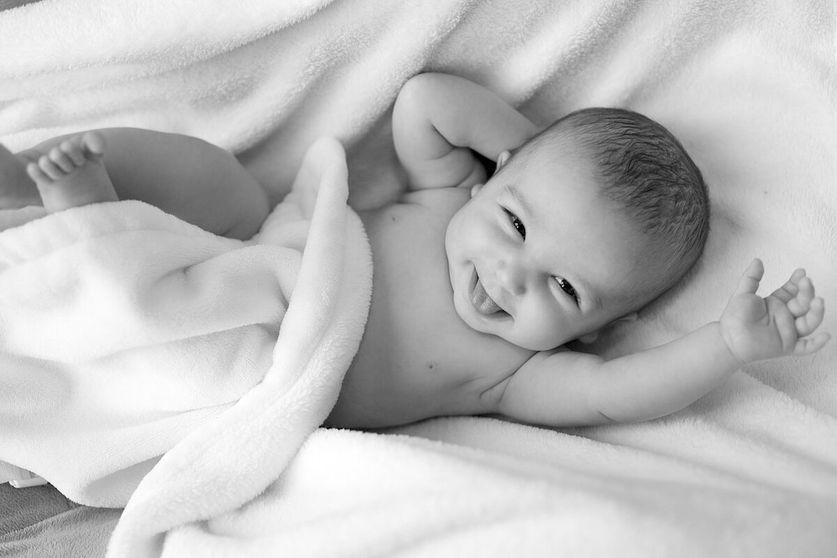 https://pixabay.com/photos/people-bed-baby-newborn-child-1839564/
