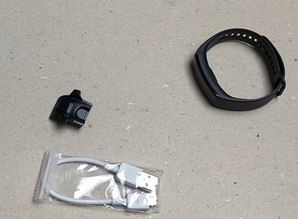 В комплект браслета входит зарядка и USB-кабель.