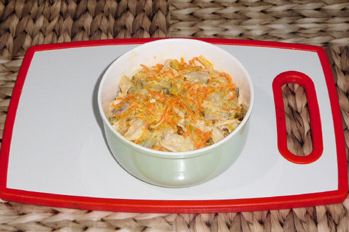 Готовый салат с курицей, тушеными овощами и солёным огурцом