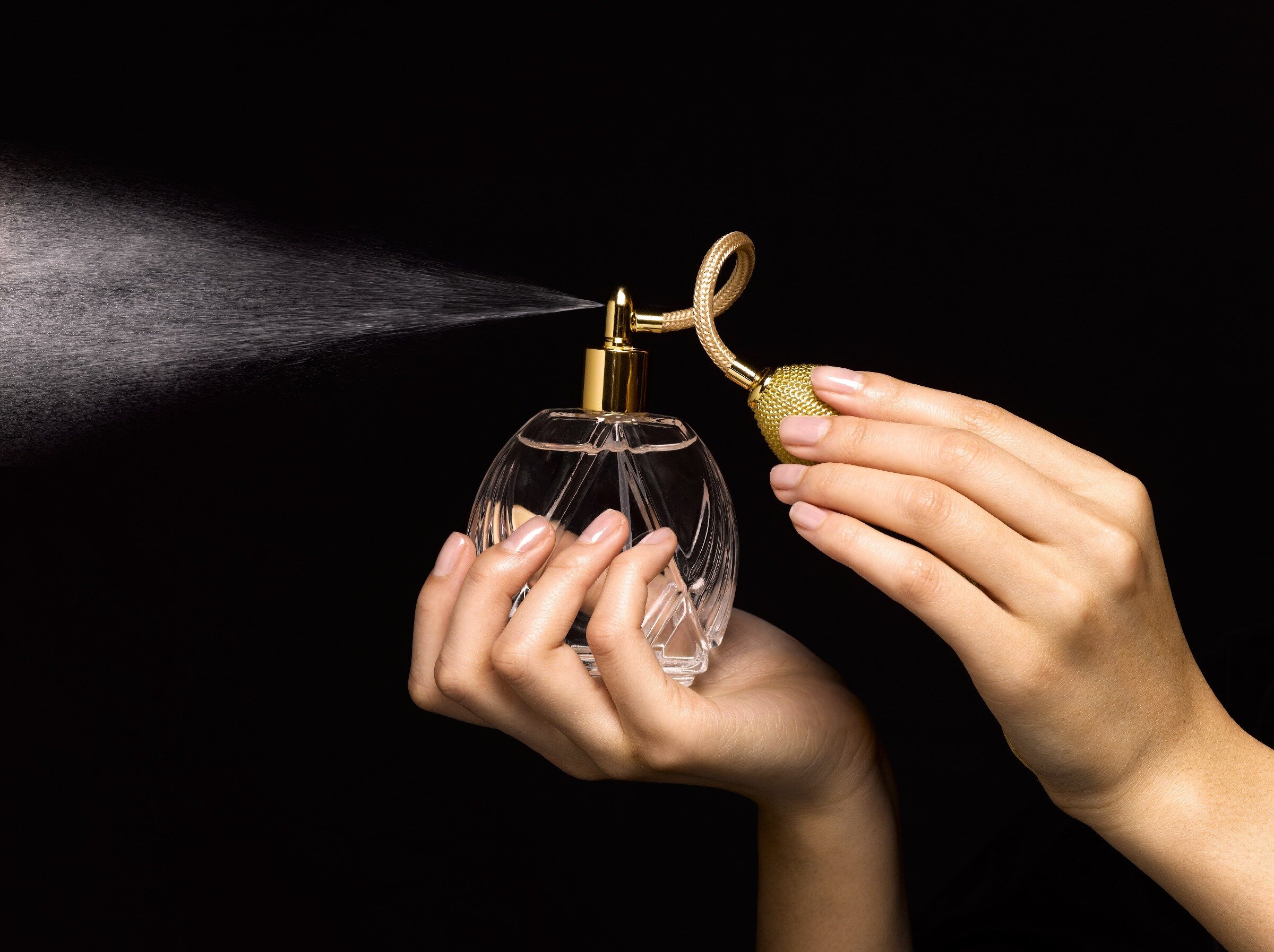 Как наносить парфюм для объемного и длинного шлейфа