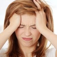 Ячмень характеризуется зудом на месте попадания инфекции. В течение нескольких дней веко будет просто чесаться, а потом появится маленькая шишечки, которая буквально за несколько дней вырастит в сравнительно большое образование. Ячмень отличается тем, что в течение семи дней он проходит самостоятельно, но если заняться его лечением, то избавиться от некрасивой шишки на века можно в среднем за четыре дня.