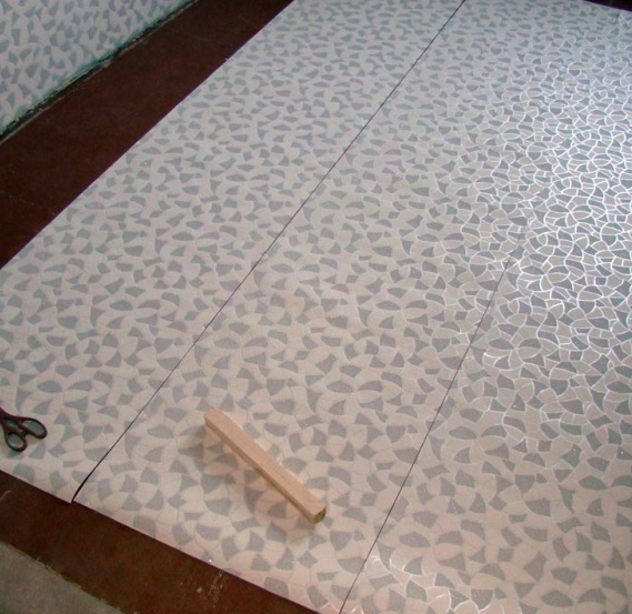 Смещение узора подойдет для обоев с маленьким однотипным узором