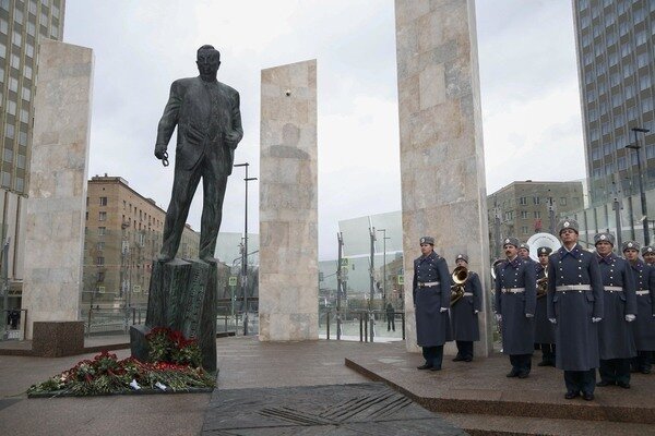 Памятник Евгению Примакову на Смоленской площади работы Георгия Франгуляна. Фото/earthburg.com