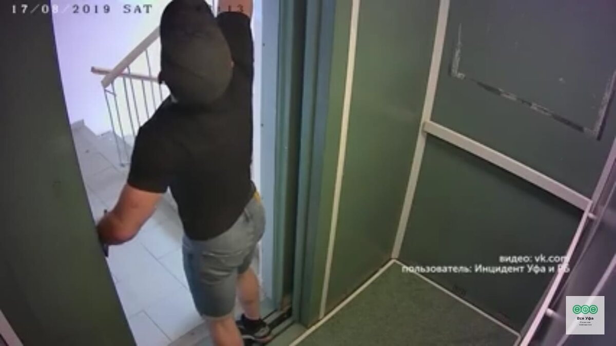 Неизвестный мужчина ломает механизм лифта