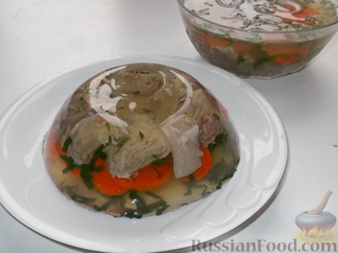 говядина, перец чёрный горошком, лавровый лист, лук, морковь, зелень петрушки, соль, желатин