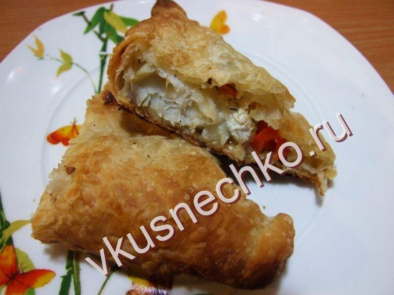 Пирог из слоеного теста с рыбой и картофелем