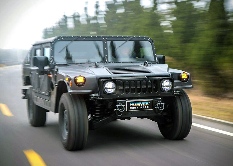Hummer H1 C-Series сохранил достоинства прошлой модели, включая полный привод, центральную систему накачки шин и отделку кузова из алюминиевого сплава.