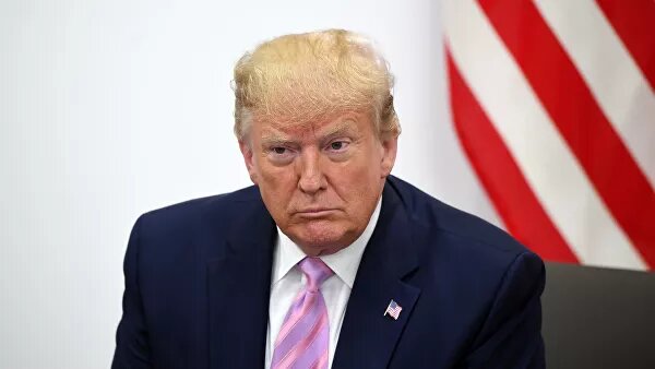 Как сообщает специализированное издание The Hill, сенаторы-демократы уже подозревают Трампа в том, что он не хочет договариваться с Россией, и они же указывают на то, что следующий год будет ключевым для переговоров такого рода. Член сенатского комитета по вопросам внешней политики демократ Боб Мендез даже раскритиковал Белый дом за предполагаемое нежелание добиться продления истекающих в 2021-м взаимных ограничений.Казалось бы, зачем бояться российских ракет, если они — ржавые и не летают, а экономика, которая производит эти ржавые ракеты, вот-вот загнется? Зачем проводить кампании по блокированию в социальных сетях аккаунтов российских СМИ и пророссийских проектов, если российская политическая, экономическая и культурная модель развития никого не привлекают? Действия не стыкуются с заявлениями.19 декабря, 05:51Трампу сделали импичмент, и он счастлив. Россия в выигрышеСталкиваясь с очевидными успехами России во внешней политике, ее нежеланием "разваливаться" (чего от нее ожидали еще в 2014 году) и ростом российского влияния в ключевых регионах планеты (а у заокеанских экспертов особенно сильно болит душа и кошелек за ситуацию на Ближнем Востоке), американское медийное и экспертное сообщество начинает искать объяснения этому непонятному феномену. Поиск этих объяснений приводит их к двум несовместимым выводам, и, вероятно, эта противоречивость и обуславливает то, что отношение вашингтонского истеблишмента к нашей стране отдает отчетливым привкусом шизофрении. 