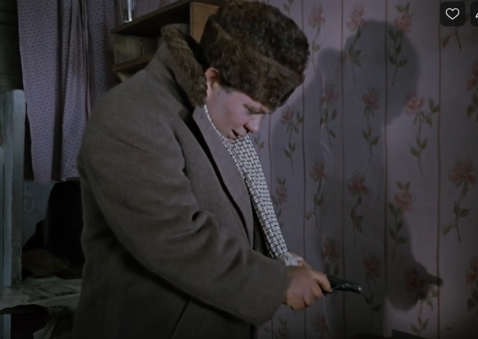 Доцент достает Браунинг