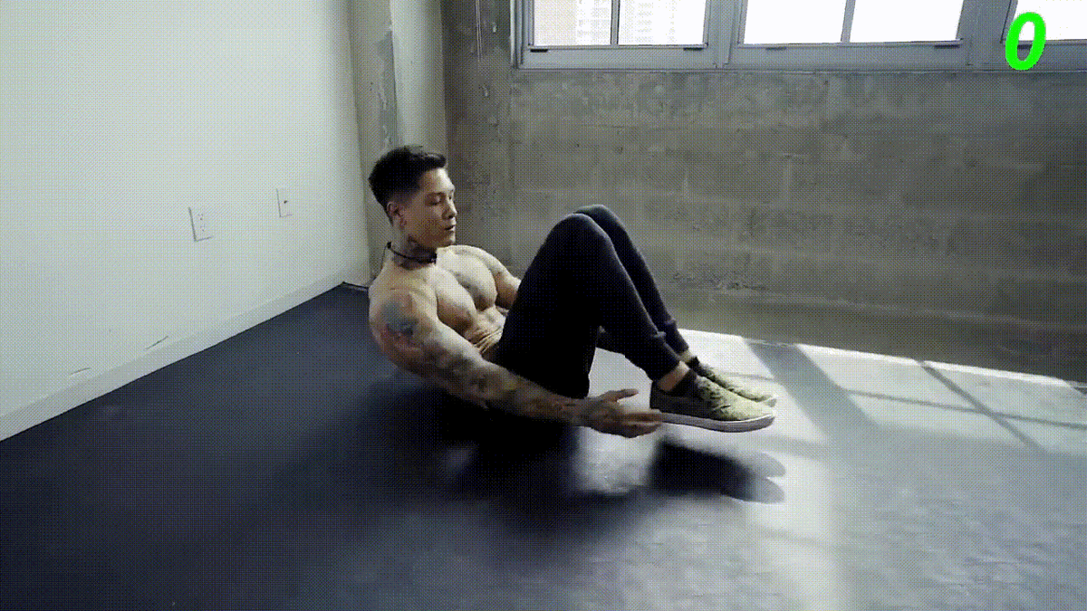 Сделаем 20 раз. Ложимся прямо, руки разведены, мы начинаем подниматься и тянемся к пяткам, а потом обратно.