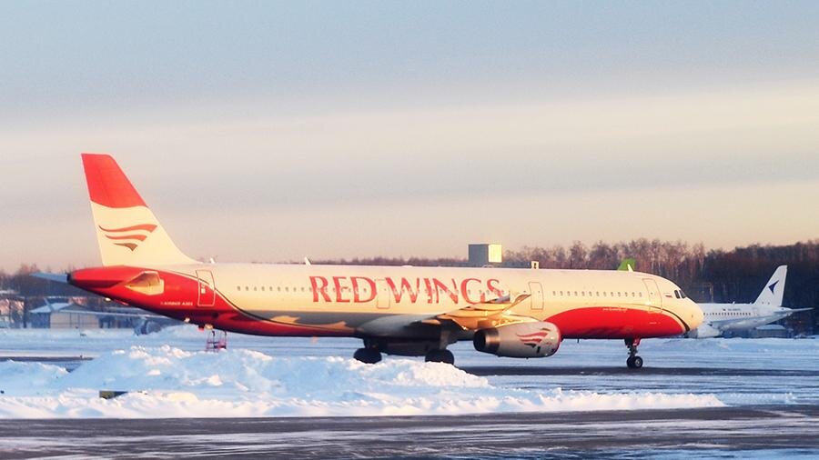 Самолет москва мурманск. Ред Вингс а319. Red Wings Airlines a320. Ред Вингс, WZ-384. Red Wings wz647.