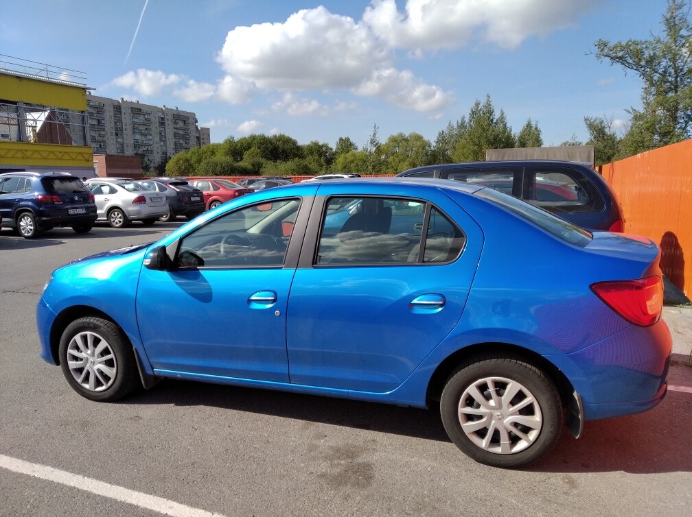 Приобрел автомобиль в августе 2019 года,на тот момент машине не было и 3-х лет,а пробег составлял 33000 км.До этого владел автомобилем Nissan Tiida 2008 года.Выбор на логан упал случайно,т.к. узнал что на данной машине установлен грубо говоря тот же самый цепной движок который был у меня на ниссане,который мне нравился надежностью, динамикой и расходом топлива.С рено ситуация получается ситуация еще даже лучше,т.к. машина меньше весит,то тут и разгон подинамичней,как заявлено производителем 10.7 с. до 100 км/ч да и расход топлива в городе где-то 7-7.5 л/100км.Получается японский двигатель + не убиваемая логановская подвеска,не плохое сочетание согласитесь.