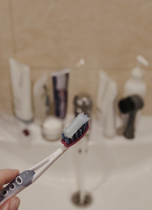 Зубная паста отбеливает, очищает, удаляет неприятные запахи и защищает зубную эмаль. Но ее свойства выходят далеко за рамки обычной гигиены.