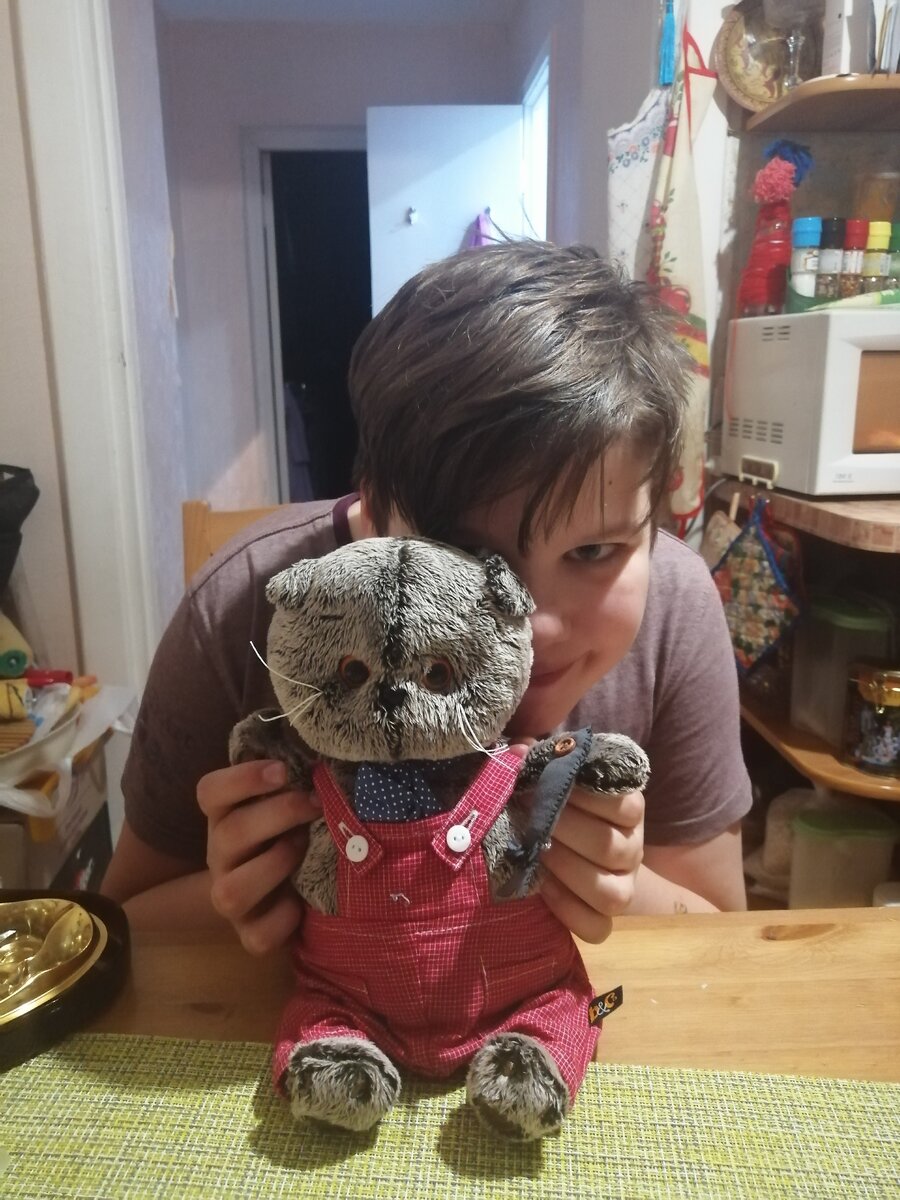 Простое детское счастье - котик Валера))) 