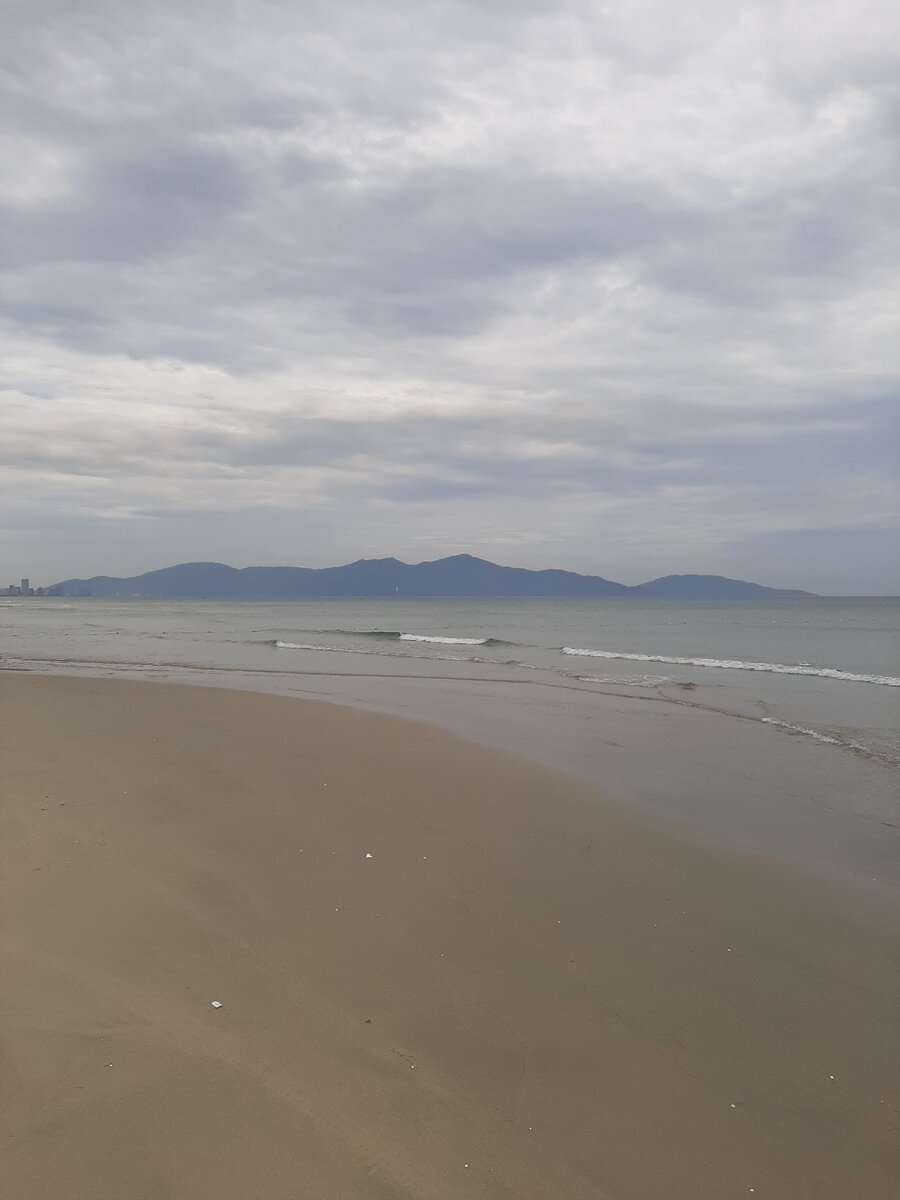 Пляж Дананга, есть немного мусора, но он на столько мелкий, что даже и не бросается в глаза)