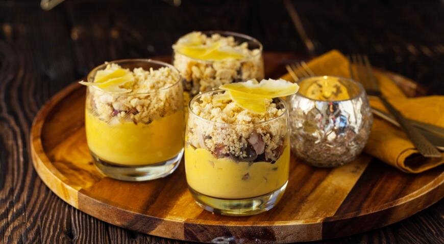 ИНГРЕДИЕНТЫ 500 г тыквы
700 г вешенок
120 г копченого бекона
50 г сливочного масла
50 мл сливок
1 луковица шалота
1/4 ч. л. молотой зиры
оливковое масло
соль
свежемолотый черный перец
зелень для украшения
Для посыпки:
60 г миндальной муки
60 г муки
60 г тертого пармезана
60 г сливочного масла
ПОШАГОВЫЙ РЕЦЕПТ ПРИГОТОВЛЕНИЯ
Шаг 1
Фото приготовления рецепта: Закуска из тыквы с грибами, шаг №1
Очистите тыкву и нарежьте маленькими кубиками. Растопите масло в широкой кастрюле и жарьте тыкву 5 мин. Влейте сливки, посолите и приправьте зирой, готовьте на среднем огне до мягкости.
Шаг 2
Фото приготовления рецепта: Закуска из тыквы с грибами, шаг №2
Измельчите тыкву погружным блендером в гладкое пюре.
Шаг 3
Фото приготовления рецепта: Закуска из тыквы с грибами, шаг №3
Очистите и мелко нарежьте лук-шалот. Нарежьте бекон маленькими кубиками, грибы – небольшими кусочками. Разогрейте сковороду с 1 ст. л. оливкового масла, добавьте лук-шалот и жарьте до мягкости, 5 мин. Затем добавьте грибы и бекон и жарьте, пока из сковороды не испарится вся жидкость, 10–12 мин. Посолите и поперчите в конце приготовления.
Шаг 4
Фото приготовления рецепта: Закуска из тыквы с грибами, шаг №4
Разогрейте духовку до 180 ° C. В миске смешайте муку, пармезан, миндальную муку и сливочное масло кончиками пальцев, пока не образуется мелкая крошка. Переложите ее на противень, застеленный пергаментом, и выпекайте 12–15 мин., до золотистого цвета.
Шаг 5
На дно бокалов положите пюре из тыквы, добавьте грибы и посыпьте крошкой. Украсьте ломтиком пармезана и зеленью. Подавайте закуску горячей или холодной.
