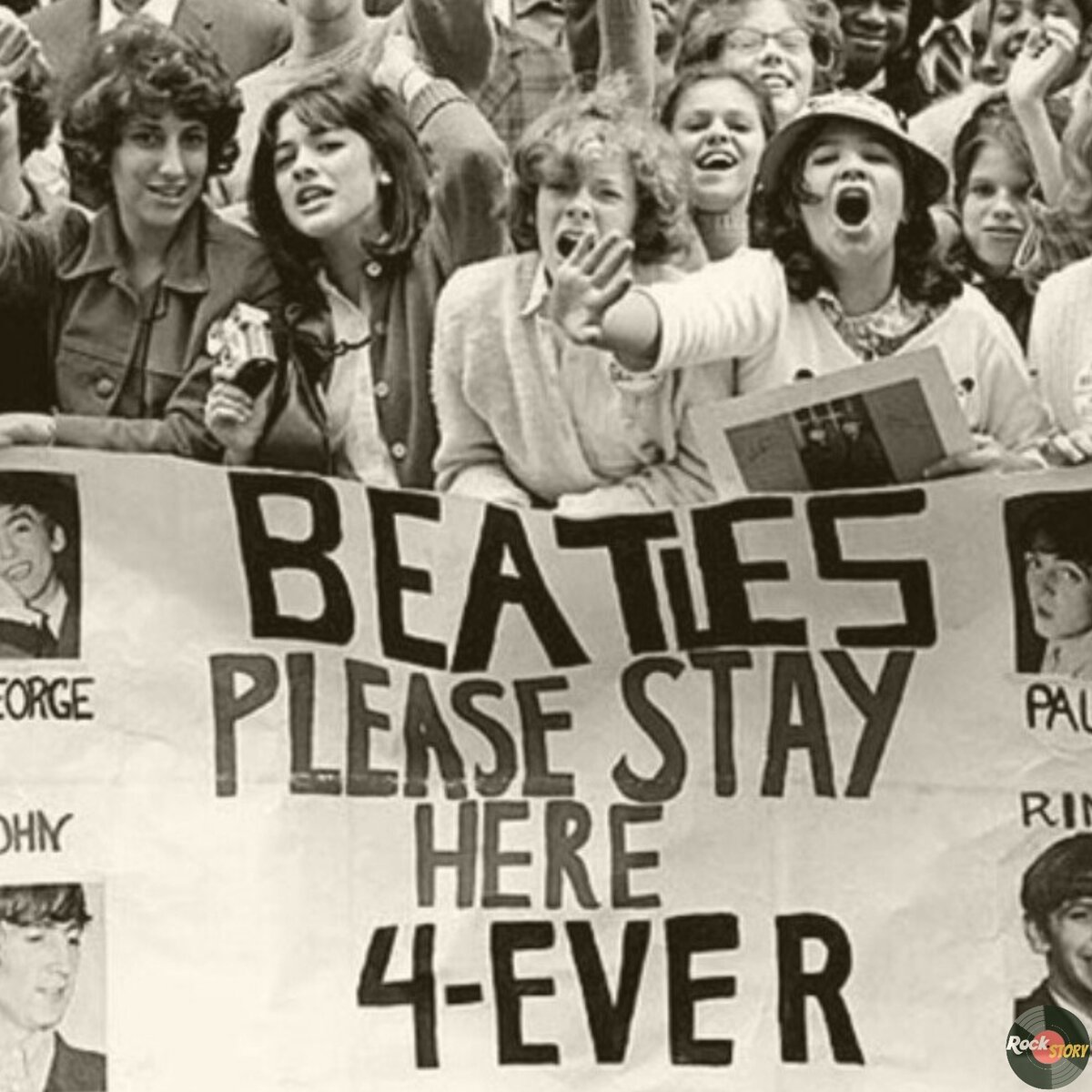 На фотографии: поклонники группы The Beatles  