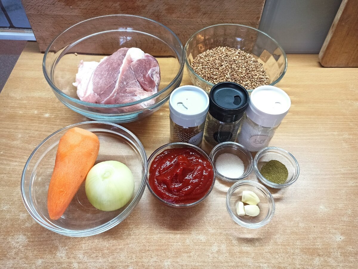 Ингредиенты: 1. Свининка - 600 г, Гречка - 300 г, морковка, лучок, кетчуп - 150 г (я взяла немного кетчупа и немного томатной пасты), сахар - 1 ч.л, хмели-сунели - 1 ч.л, чеснок - 3 зубчика. соль, перец по вкусу, вода 2 стакана, масло растительное для обжарки.