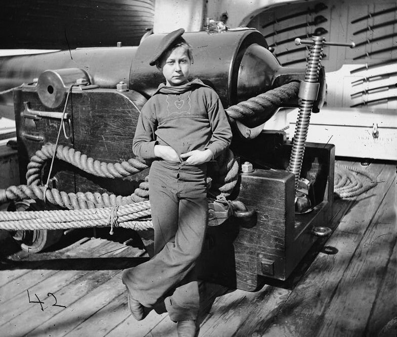 Серьезный морячок на USS "Нью-Гэмпшир". Фотография 1864-1865 года из Библиотеки Конгресса (loc.gov)