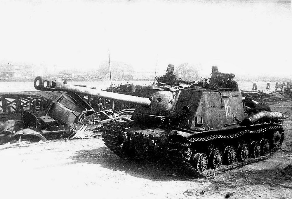 Советская САУ ИСУ-122С ведет бой в Восточной Пруссии. 3-й Белорусский фронт, апрель 1945 год. Фото: waralbum.ru